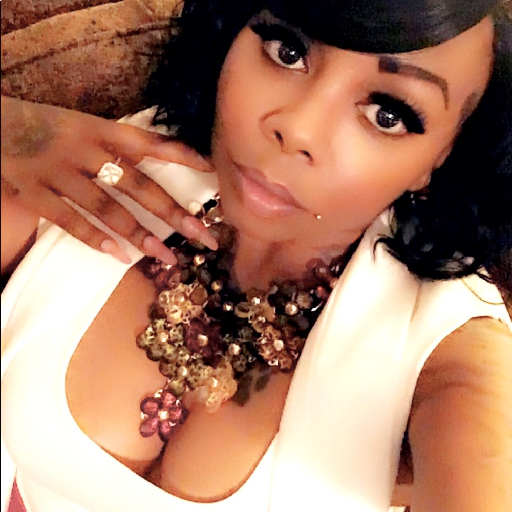 Meet your Posher, Roxanne Shari